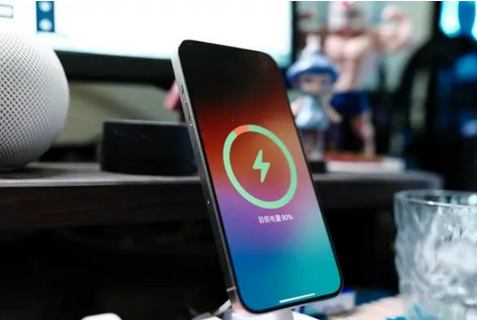 阿鲁科尔沁苹果15换屏服务分享用什么充电器给iPhone15充电更好 
